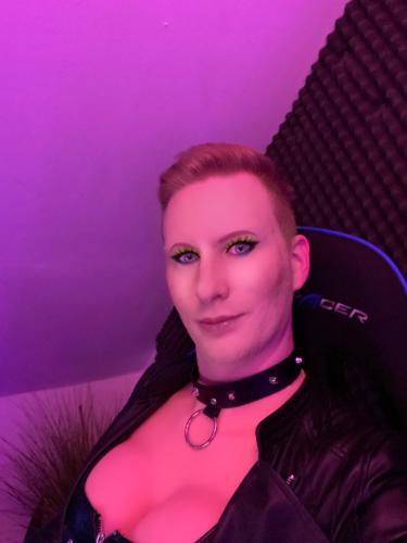 Big-Tits-Bimbo-Sissy-Marcel-Bauer-Troisdorf